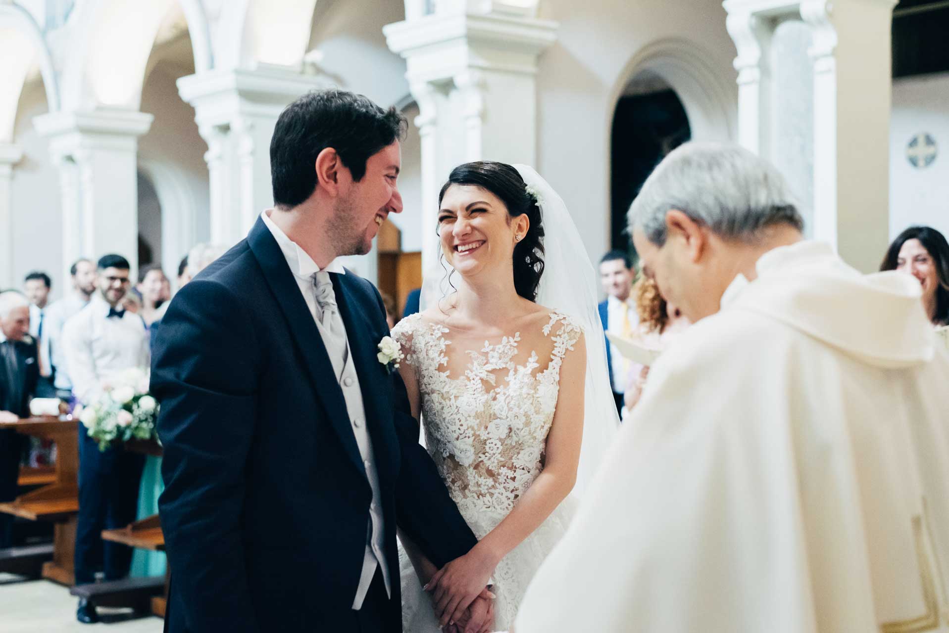 Gli sposi sorridono nella chiesa di Santa Prisca durante il matrimonio
