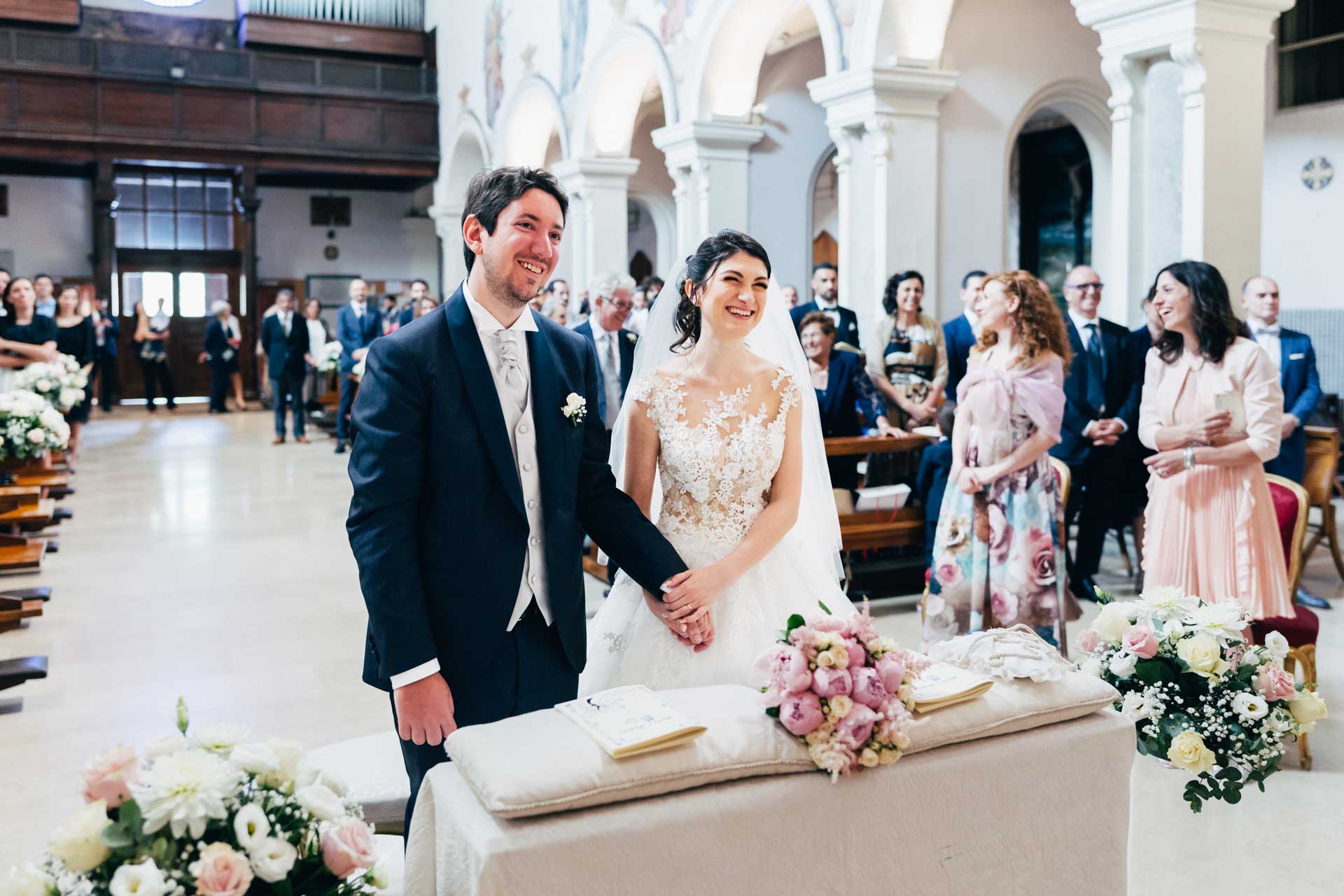 Gli sposi sorridono nella chiesa di Santa Prisca durante il matrimonio
