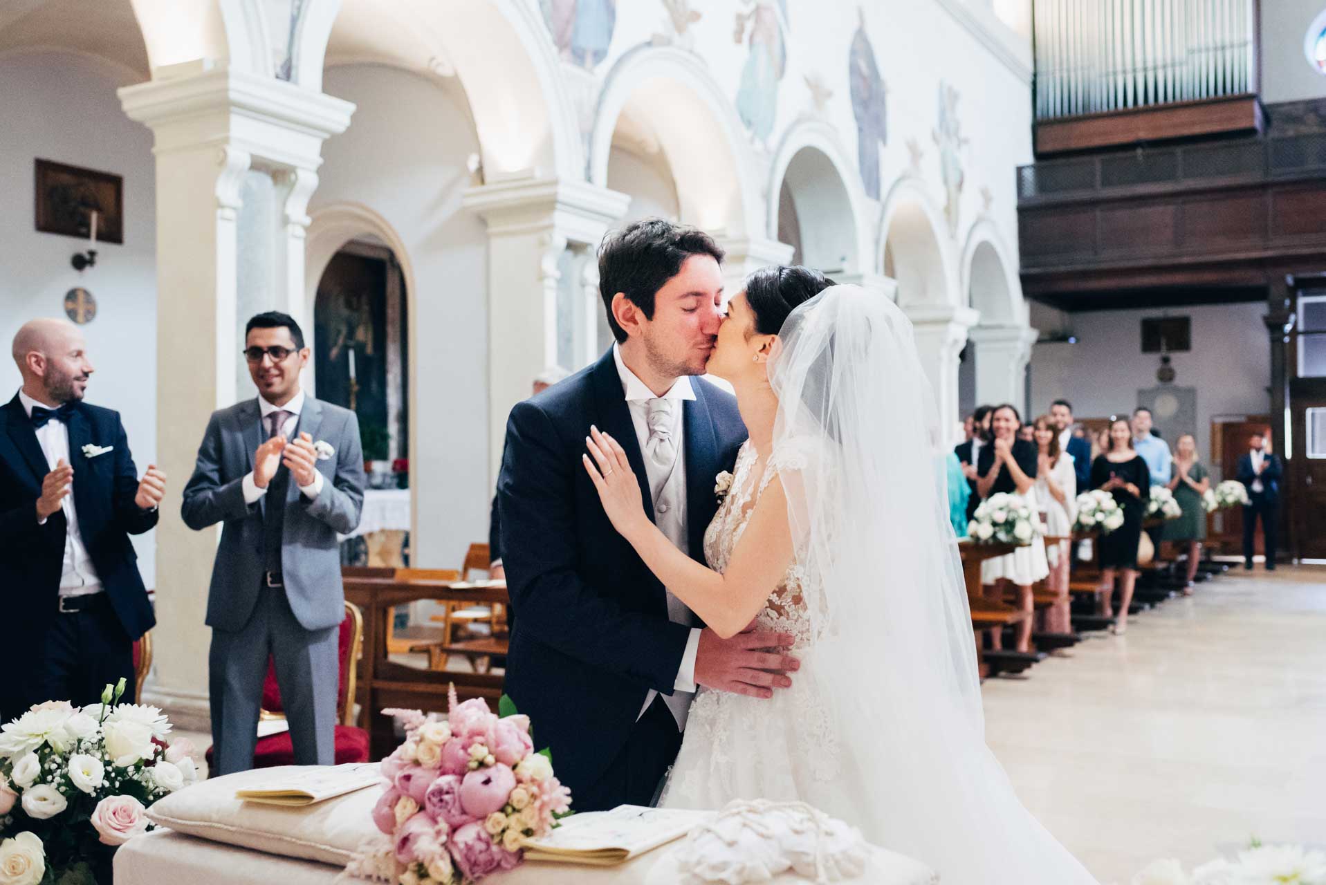 Bacio degli sposi durante il matrimonio nella chiesa di Santa Prisca