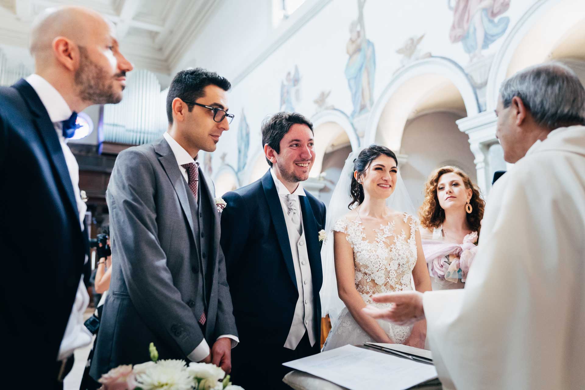Gli sposi insieme ai testimoni alla fine del matrimonio nella chiesa di Santa Prisca
