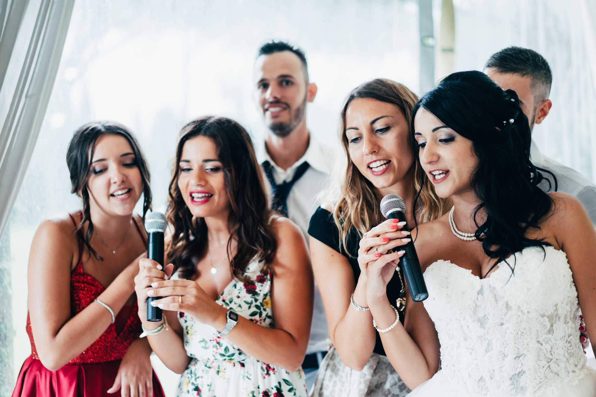 La sposa canta con le sue amiche Un invitato canta durante il ricevimento di matrimonio a Villa Rosantica