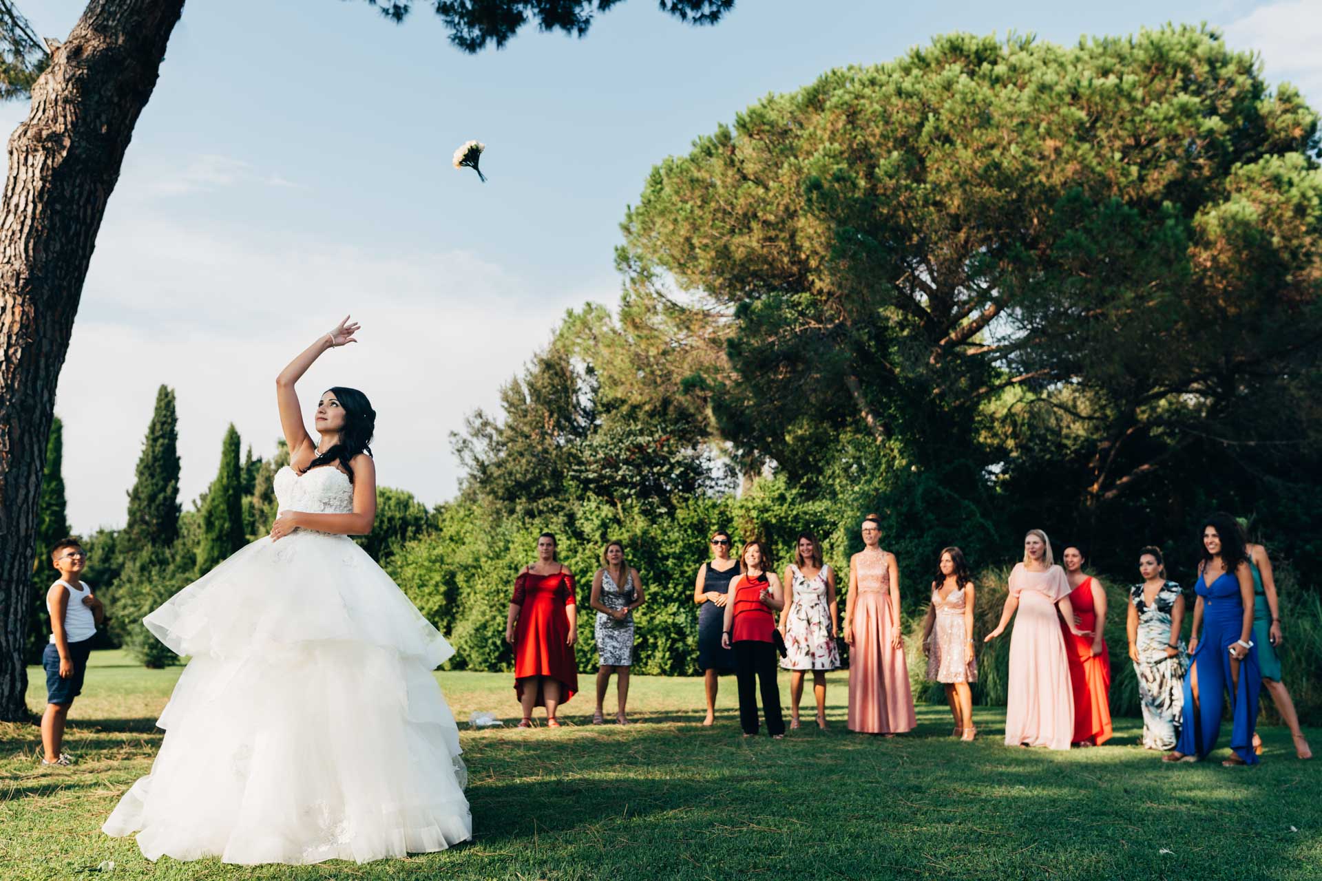 Lancio del bouquet durante il ricevimento di matrimonio a Villa Rosantica