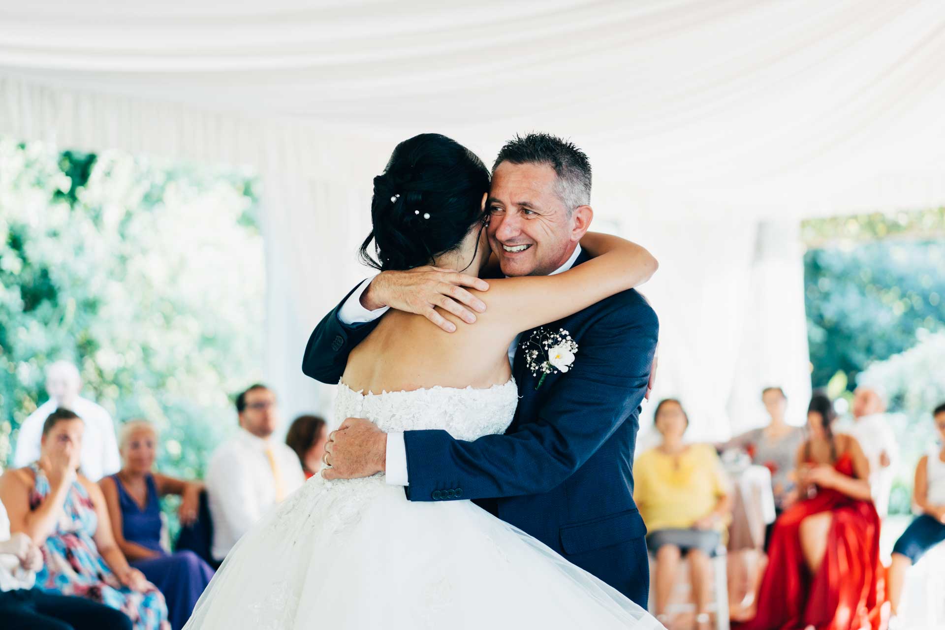 La sposa balla con il padre durante il ricevimento di matrimonio a Villa Rosantica