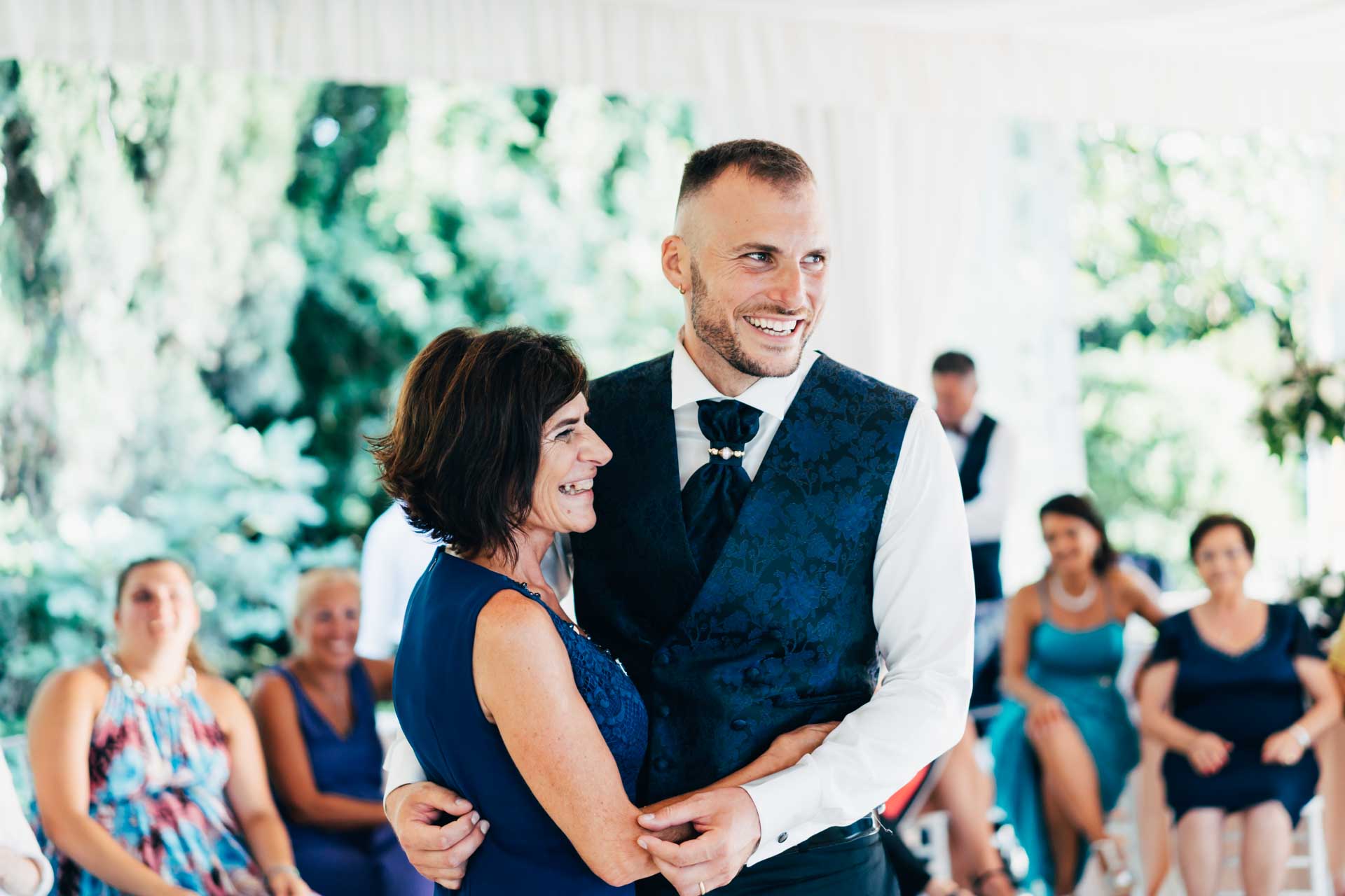 Lo sposo balla con la madre durante il ricevimento di matrimonio a Villa Rosantica