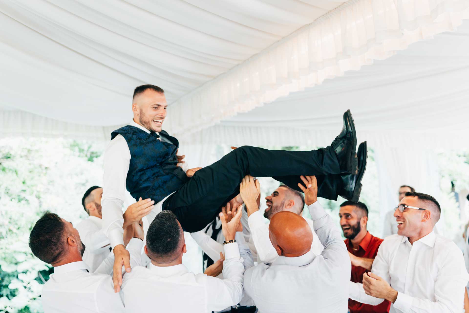 Lo sposo viene lanciato in aria durante il ricevimento di matrimonio a Villa Rosantica