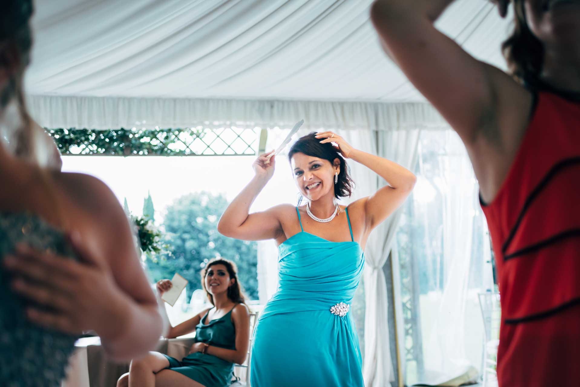 La madre della sposa balla durante il ricevimento di matrimonio a Villa Rosantica