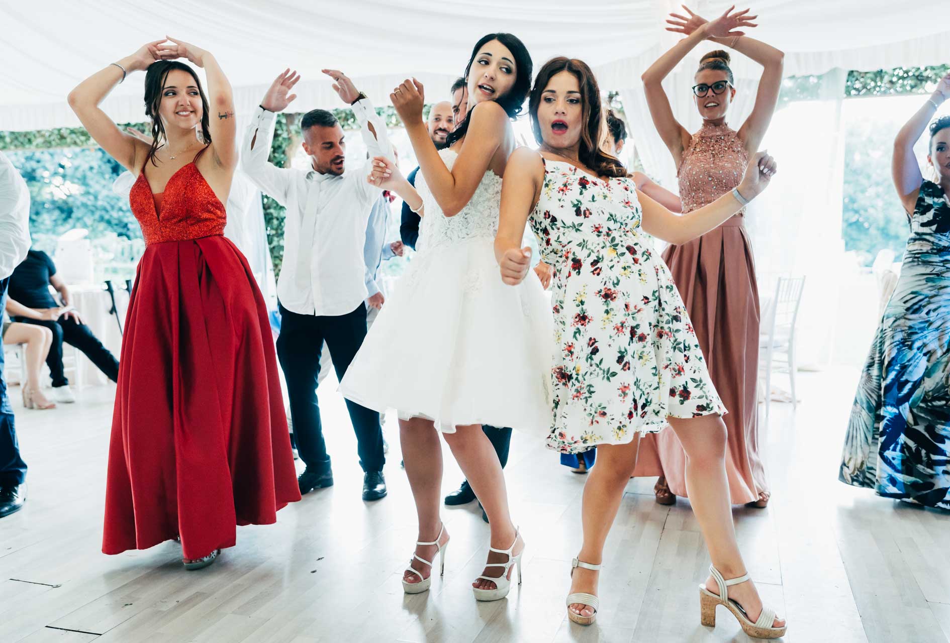 La sposa balla con gli invitati durante il ricevimento di matrimonio a Villa Rosantica