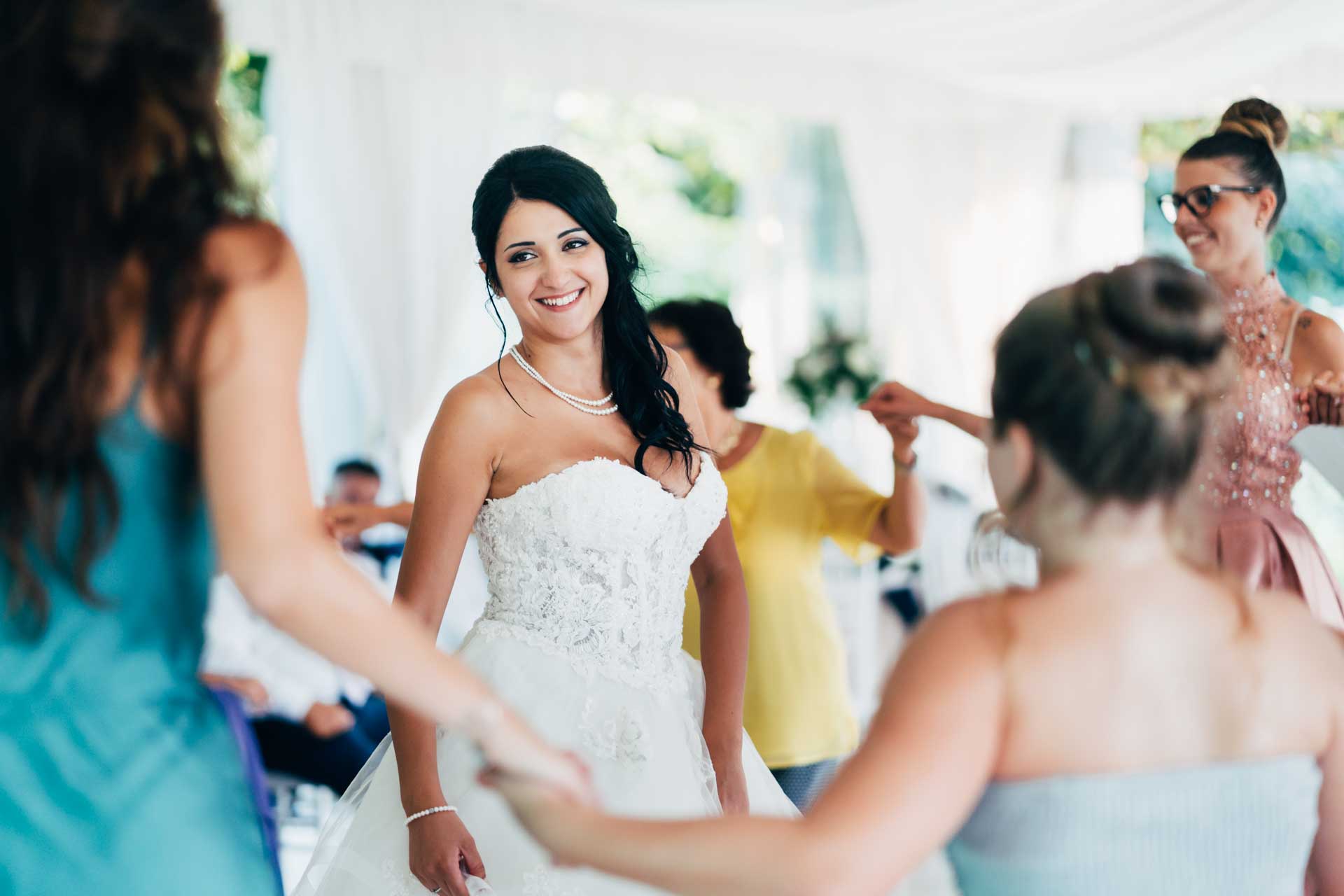 La sposa balla con gli invitati durante il ricevimento di matrimonio a Villa Rosantica