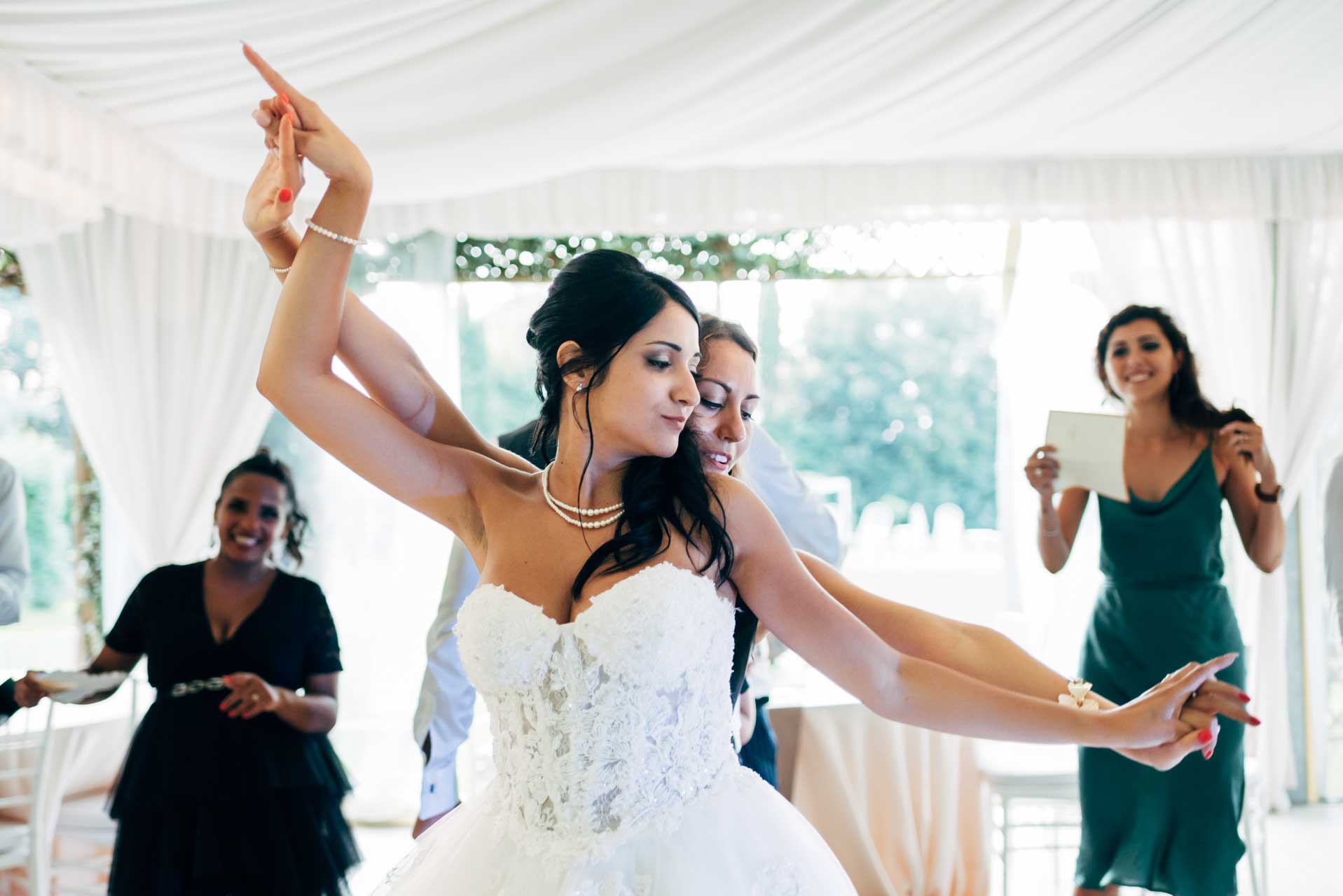 La sposa balla con un'amica durante il ricevimento di matrimonio a Villa Rosantica