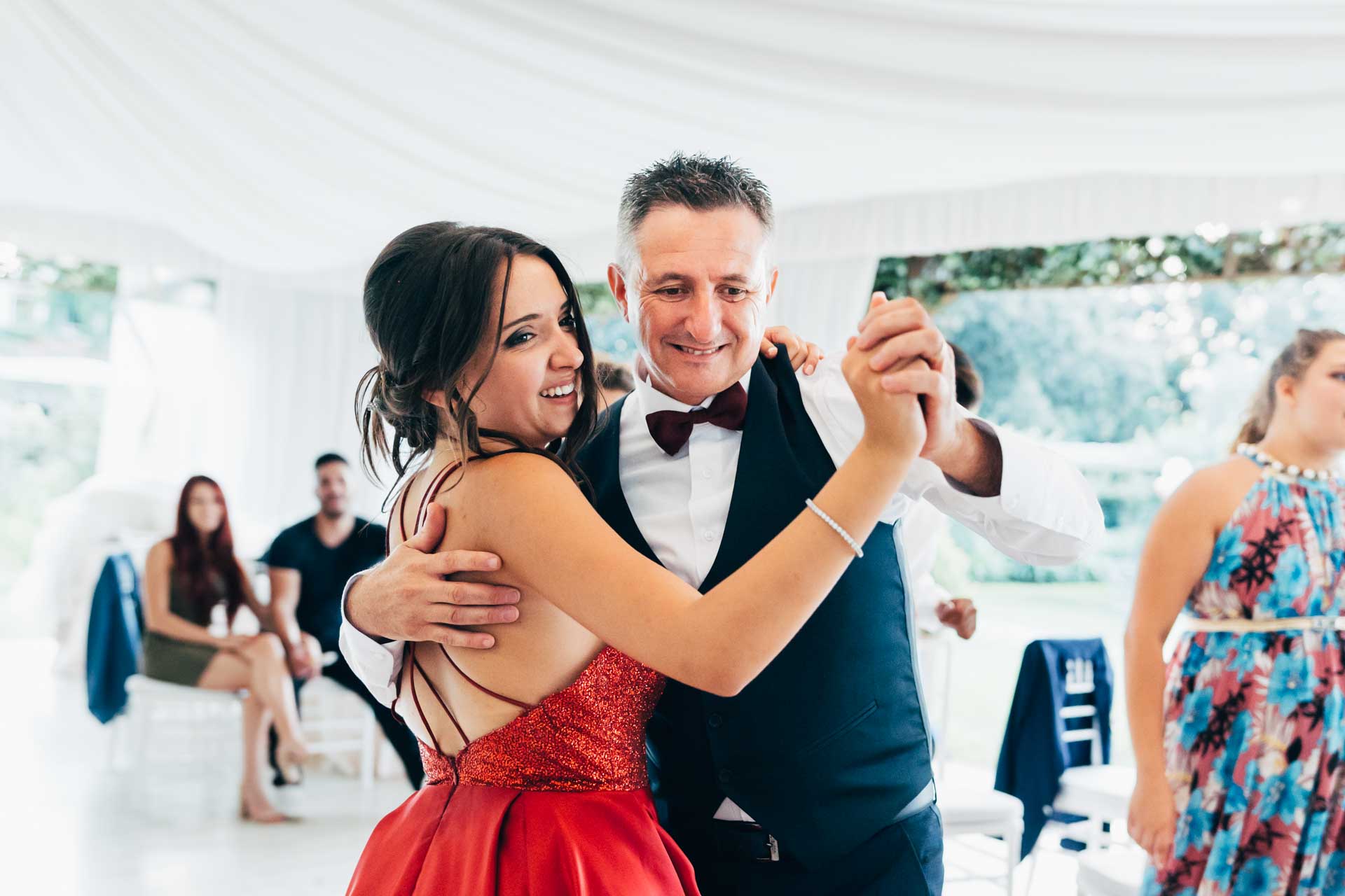 Il padre della sposa balla con la figlia durante il ricevimento di matrimonio a Villa Rosantica