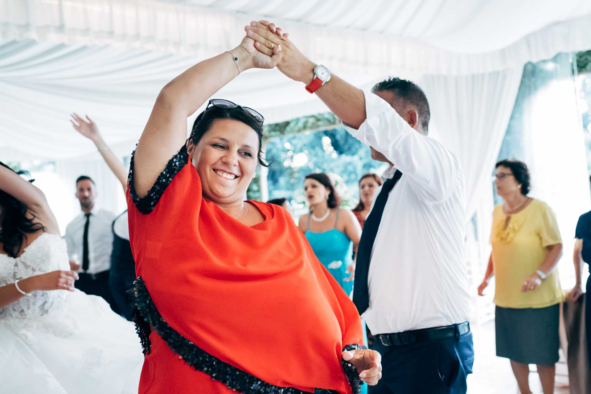 Invitati ballano durante il ricevimento di matrimonio a Villa Rosantica