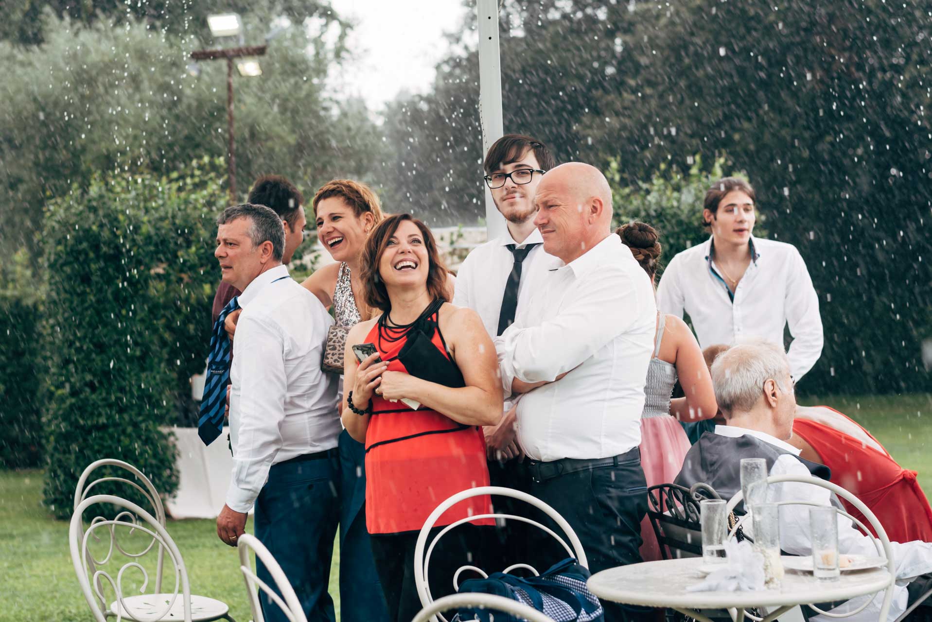 Invitati sotto la pioggia durante un ricevimento di matrimonio a Villa Rosantica