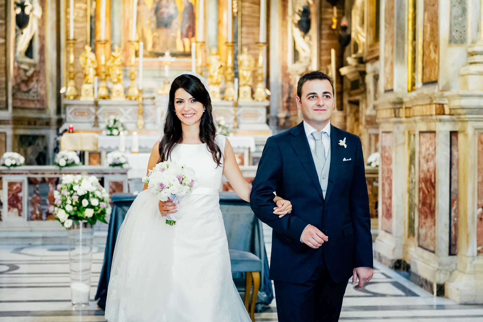 Uscita dalla chiesa Santa Maria di Loreto a Roma degli sposi alla fine della celebrazione del matrimonio