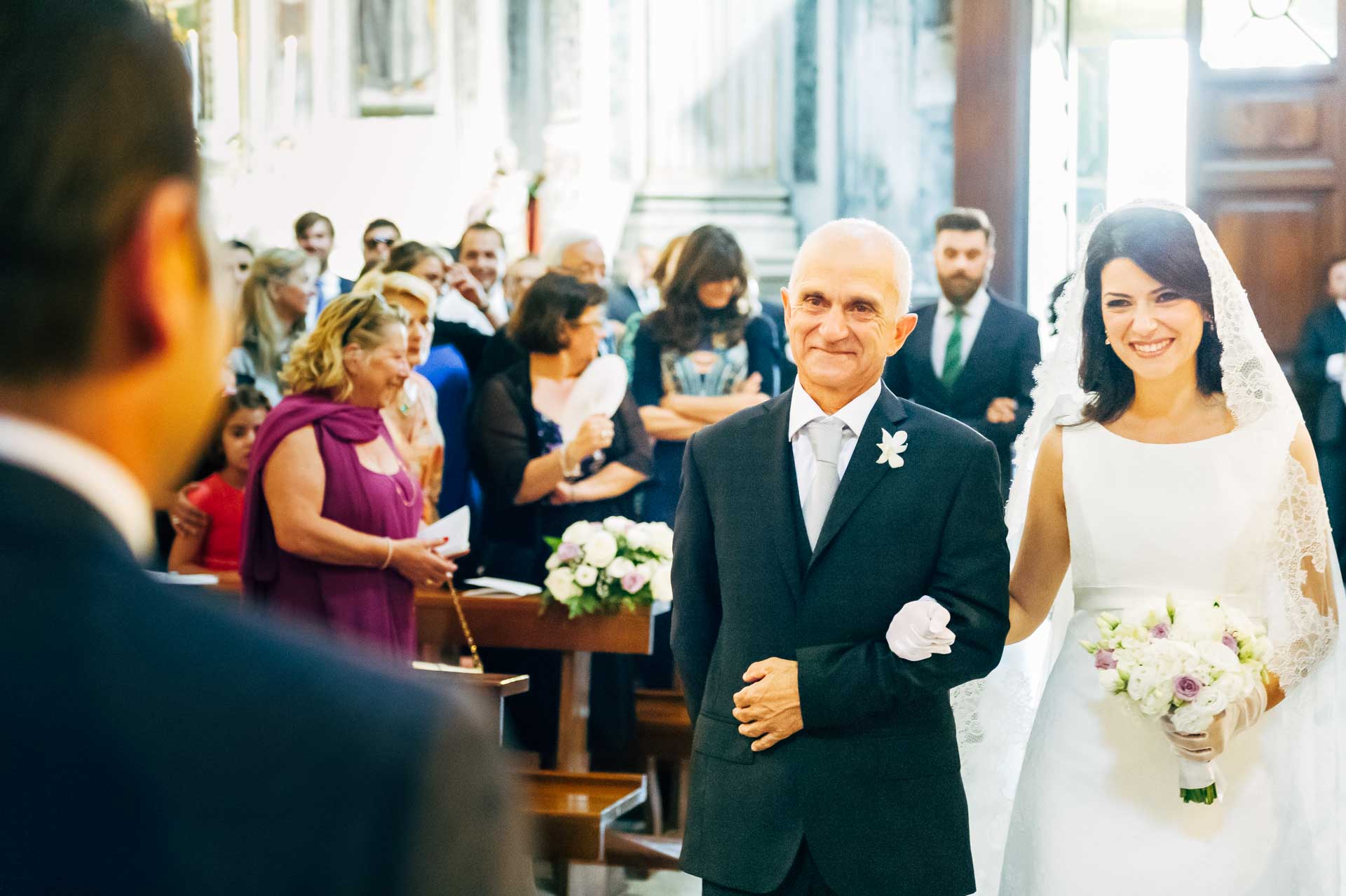 Entrata della sposa alla chiesa Santa Maria di Loreto a Roma per celebrare il matrimonio