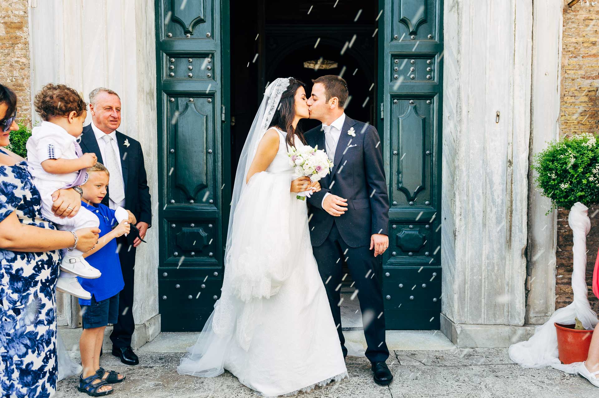 Lancio del riso all'uscita della chiesa di Santa Maria di Loreto a Roma durante un matrimonio