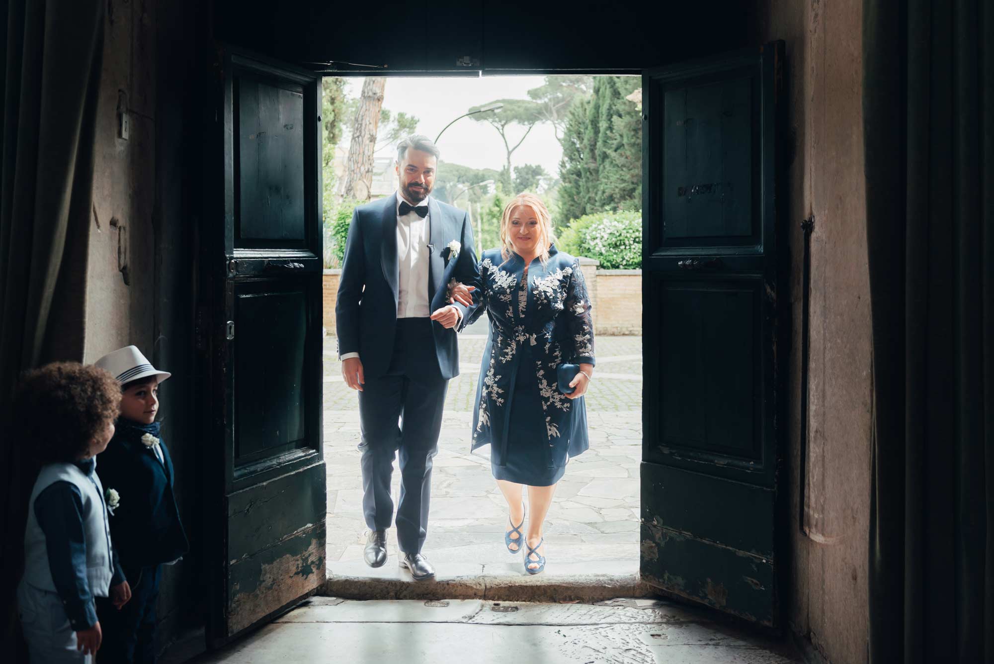Lo sposo entra con la madre per la cerimonia del Matrimonio nel Mausoleo di Santa Costanza a Roma