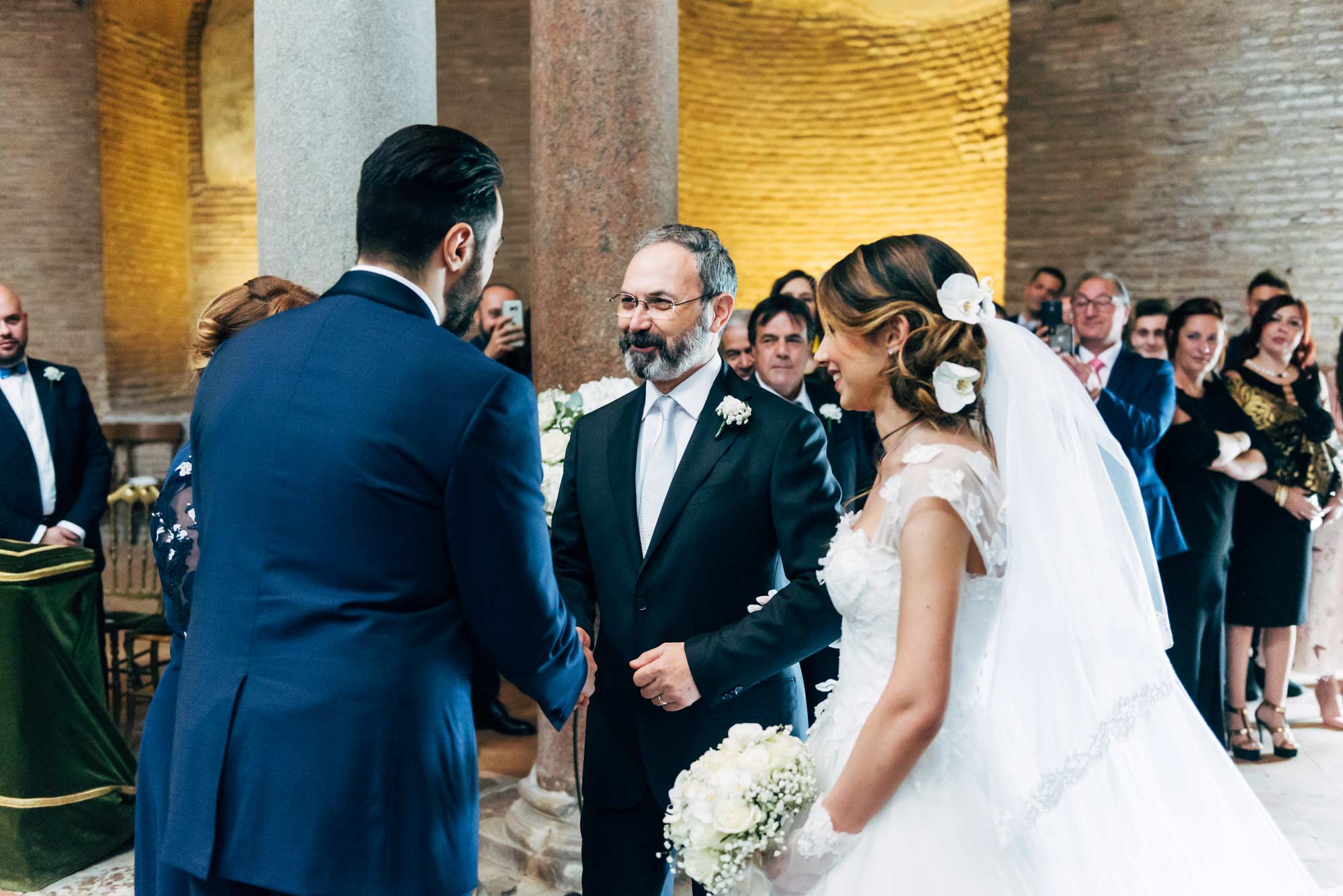 Lo sposo saluta la sposa con il padre per la cerimonia del Matrimonio nel Mausoleo di Santa Costanza a Roma