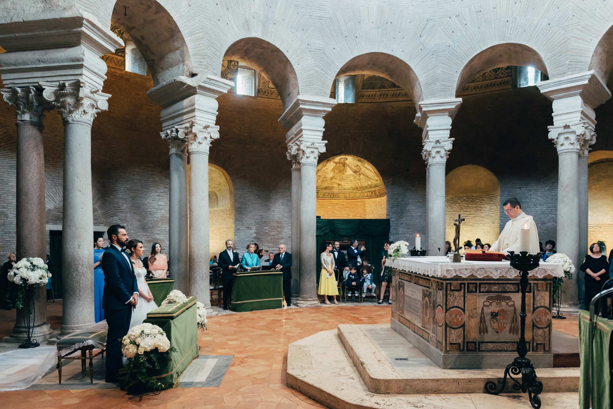 Sposi nel Mausoleo di Santa Costanza a Roma durante un Matrimonio