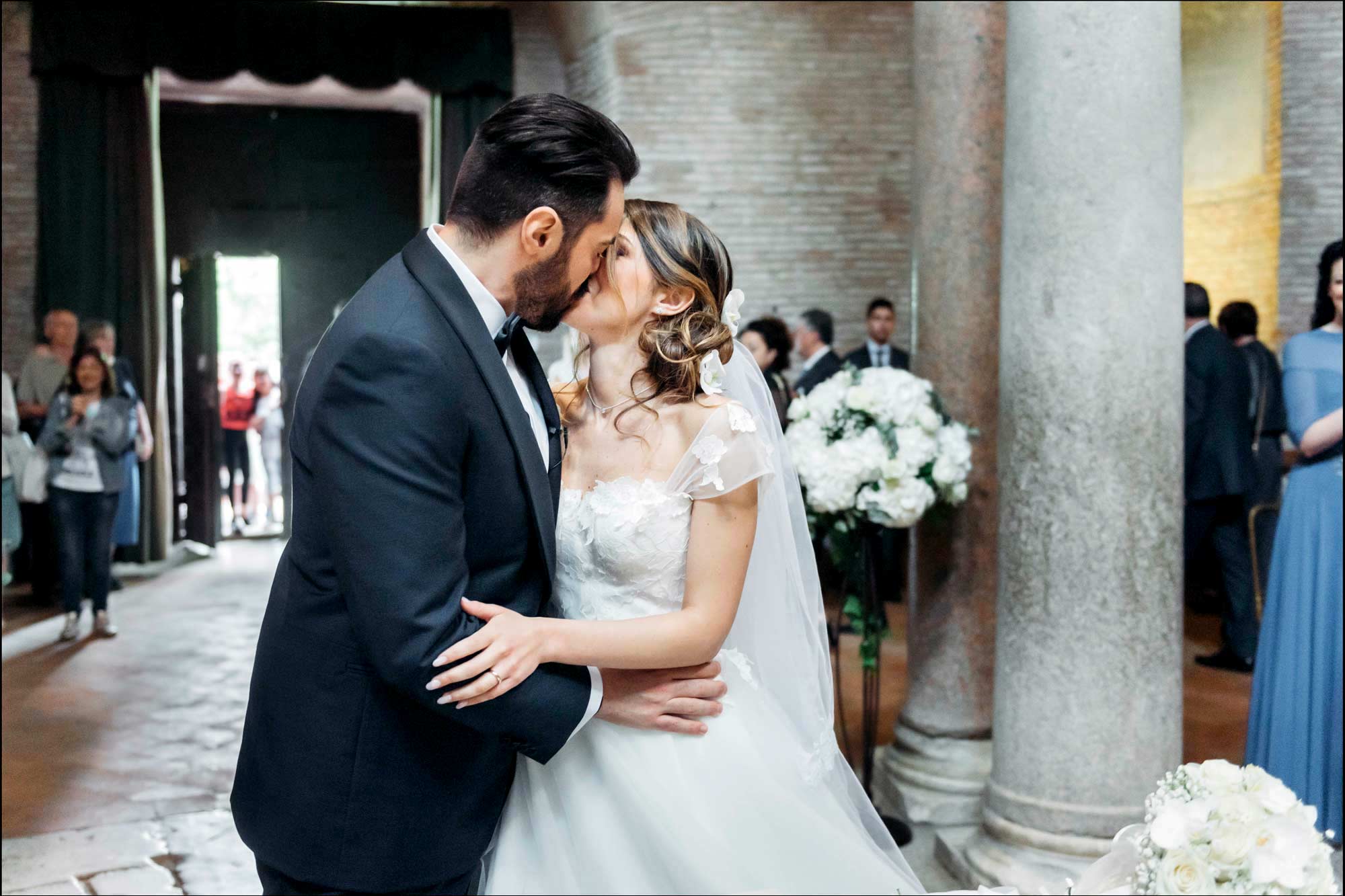 Bacio degli sposi durante la cerimonia di Matrimonio nel Mausoleo di Santa Costanza a Roma