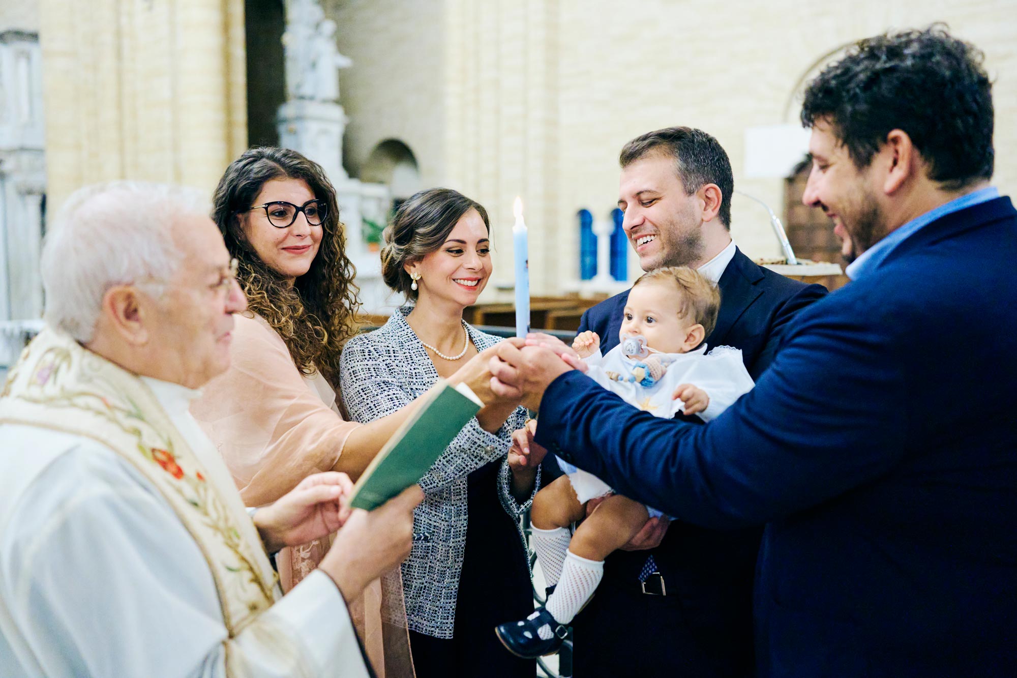 Genitori e testimoni durante il battesimo