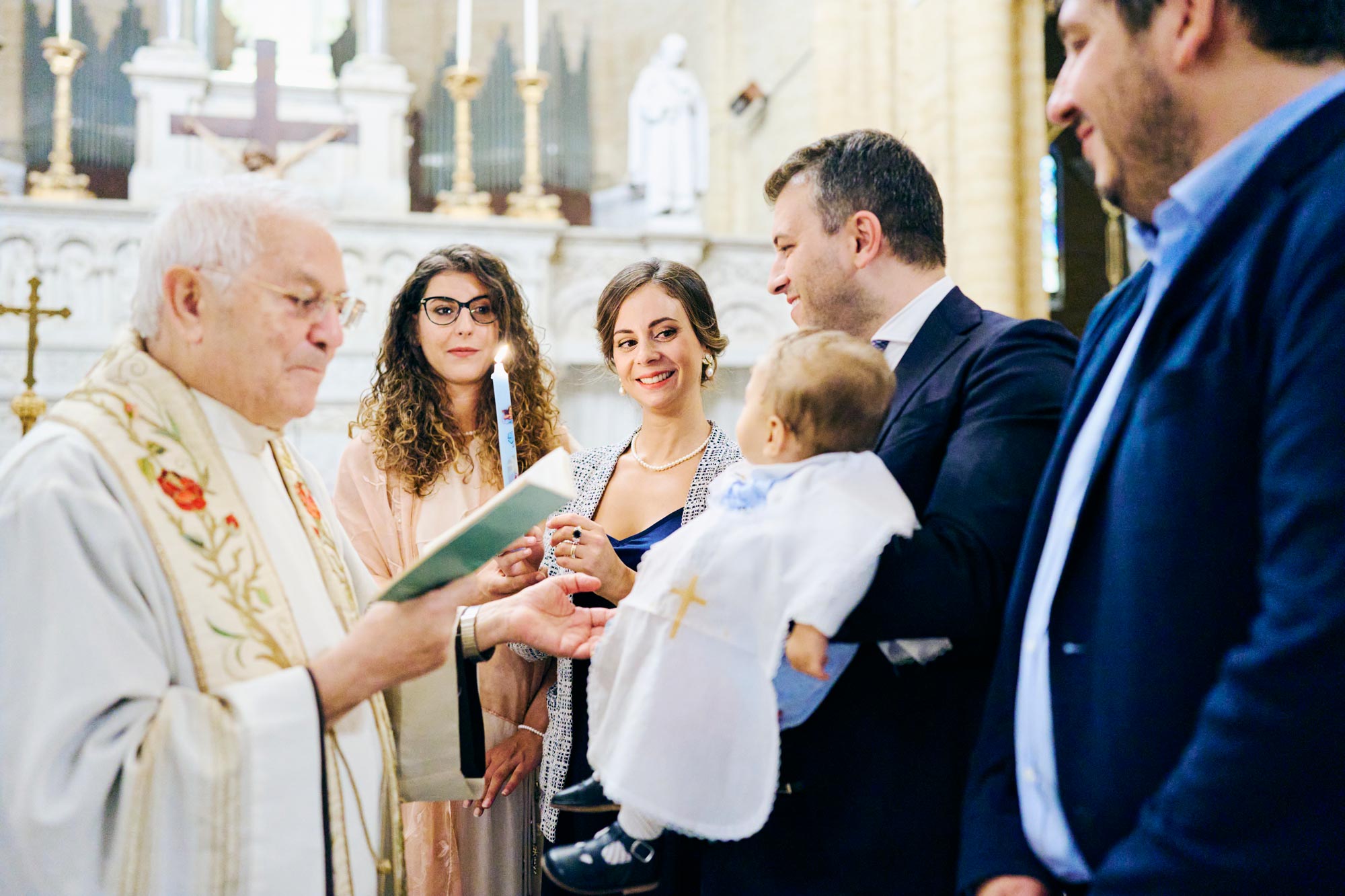 Sacerdote durante il battesimo