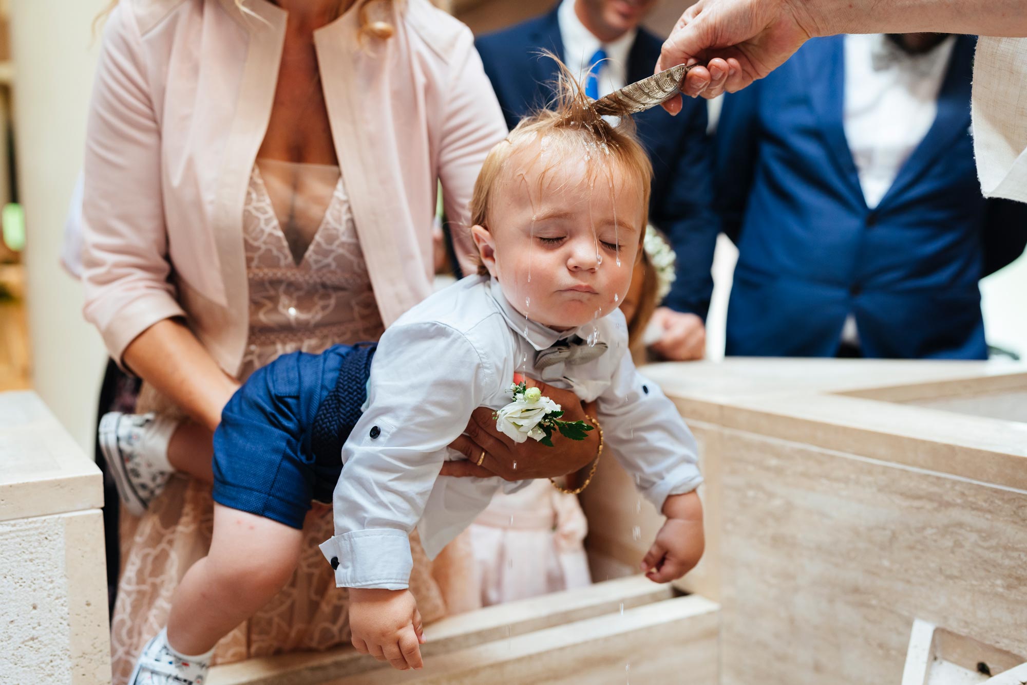 Bambino durante il battesimo