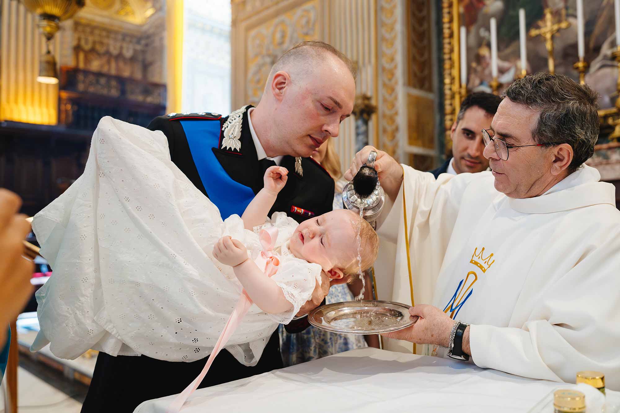 Bambina viene battezzata nella Cappella del Coro nella basilica di San Pietro in Vaticano